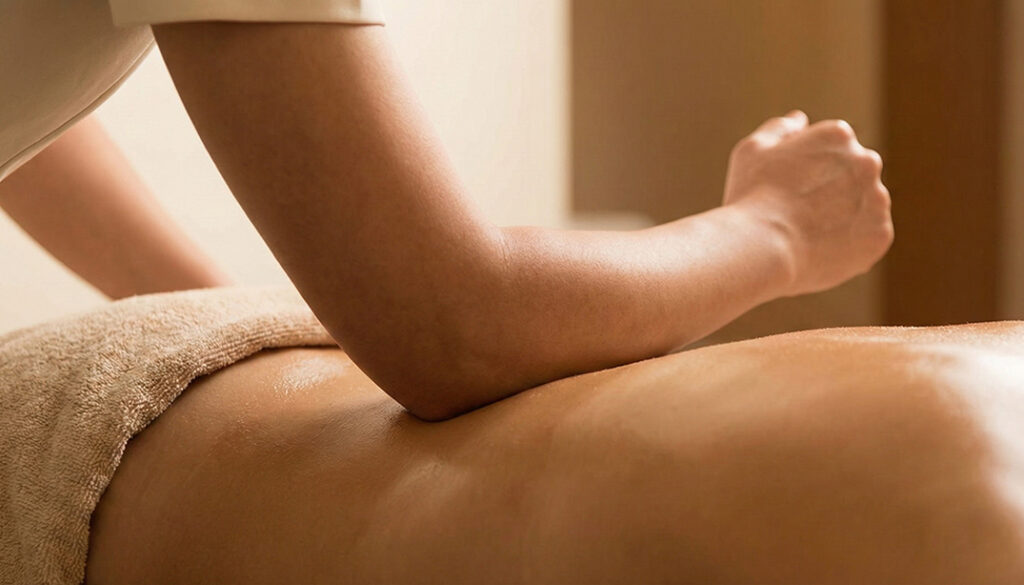 Masaż powięziowy w MOA Andrychów. Uważny dotyk pomagający zniwelować ból pleców i napięcia dolnych partii ciała.