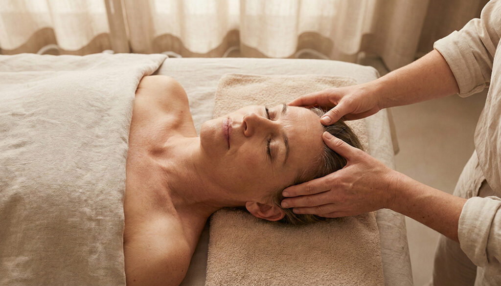 Masaż regeneracyjny nóg w MOA Andrychów. Uważny dotyk przynoszący ulgę w bólu i głębokie odprężenie mięśni.